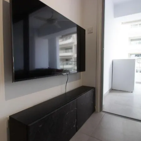 Modern Retreat - Balcony And Chic Design Nikosia