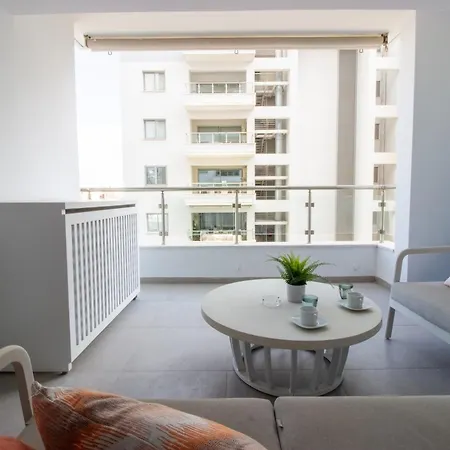 Apartment Modern Retreat - Balcony And Chic Design *