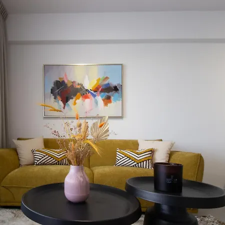 Modern Retreat - Balcony And Chic Design Διαμέρισμα *