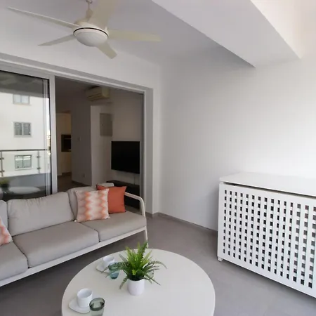Modern Retreat - Balcony And Chic Design Apartamento Nicósia