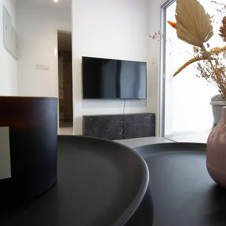 Apartamento Modern Retreat - Balcony And Chic Design