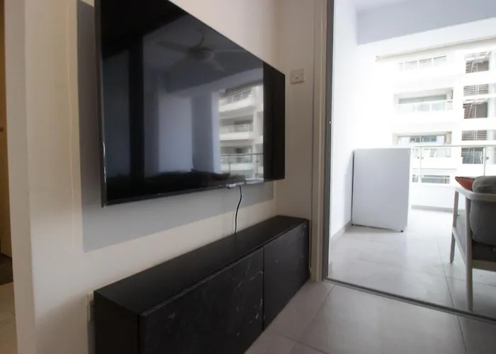 Modern Retreat - Balcony And Chic Design 尼科西亚