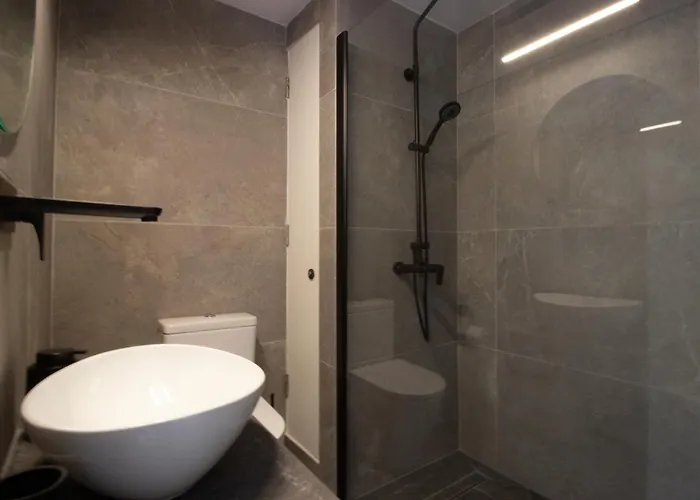 公寓 Modern Retreat - Balcony And Chic Design