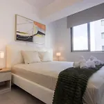 Modern Retreat - Balcony And Chic Design Διαμέρισμα *