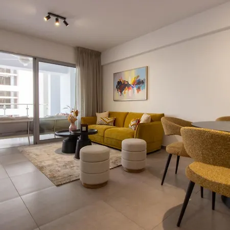 アパート Modern Retreat - Balcony And Chic Design ニコシア