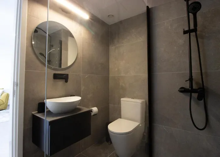 Modern Retreat - Balcony And Chic Design Διαμέρισμα *